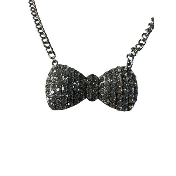 Vintage Rhinestone Encrusted Bow Tie Necklace Silver Tone Bling Adjustable - Picture 2 of 3